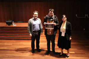 João Fonseca, CINTESIS researcher and professor at FMUP, and Elisa Keating, CINTESIS researcher and chairperson of the Organizing Committee of the 11th Symposium on Metabolism, handed in the award to best oral communication to Hélder Pereira